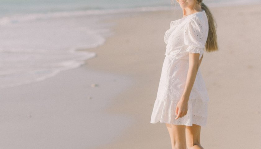 Une femme en robe blanche