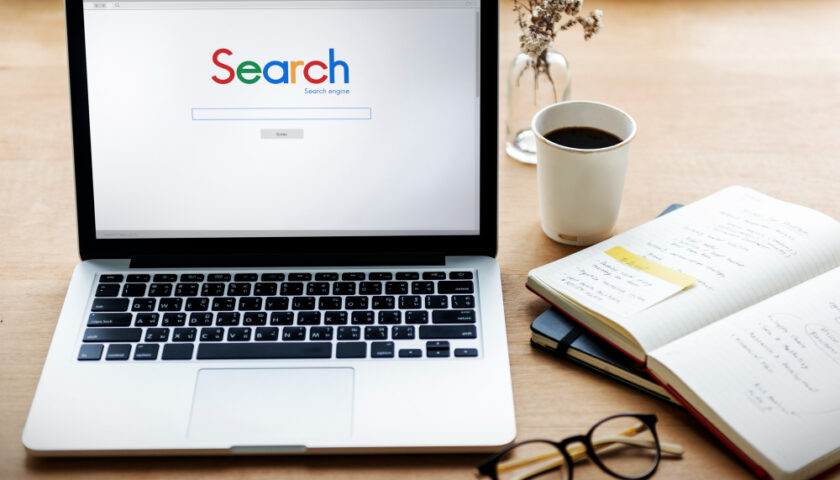 un ordinateur ouvert sur une page Google