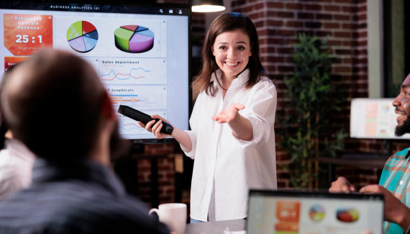 une femme faisant une présentation en entreprise