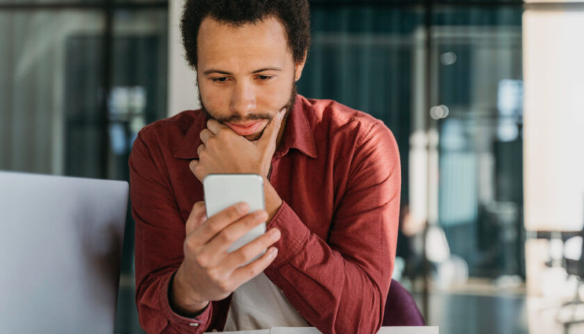 un homme lisant ses sms