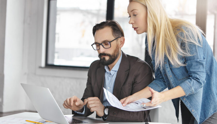 une femme formant un collaborateur en entreprise