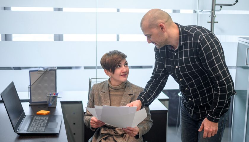 un homme et une femme parlant de comptabilité au bureau